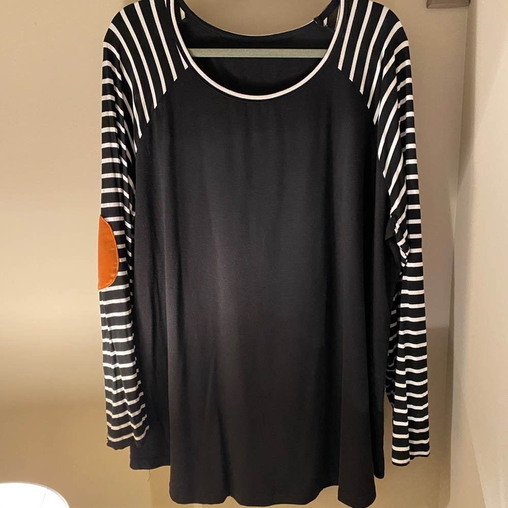 EUC black and white long sleeved shirt 2XL